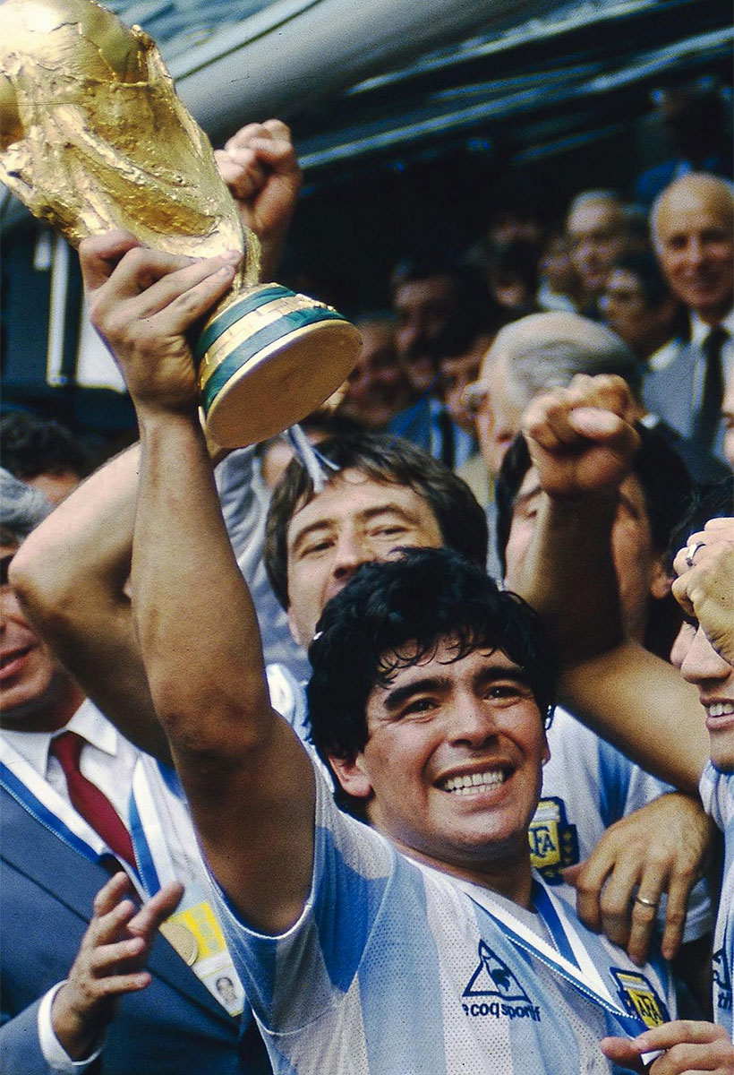 Maradona nel 1986 alza la Coppa del Mondo
