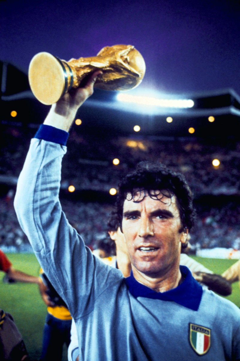 Dino Zoff alza la Coppa del Mondo