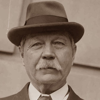 Foto quadrata di Arthur Conan Doyle