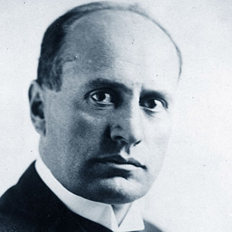 Foto quadrata di Benito Mussolini