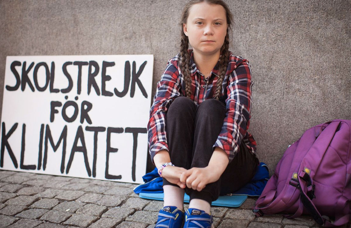 Greta Thunberg con il suo cartello